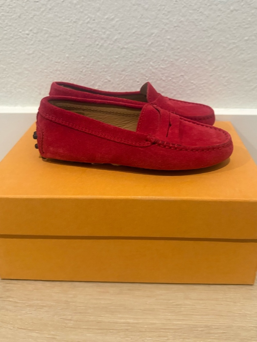 NWT TOD’S JUNIOR GIRLS GOMMINO SUEDE LOAFERS, SIZE EU 29 (US 11-11.5), 
RED